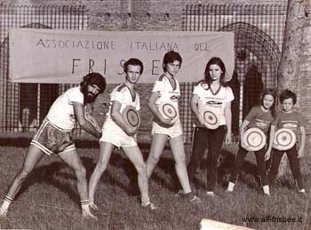 Tutti in posa con il Frisbee in mano, dai